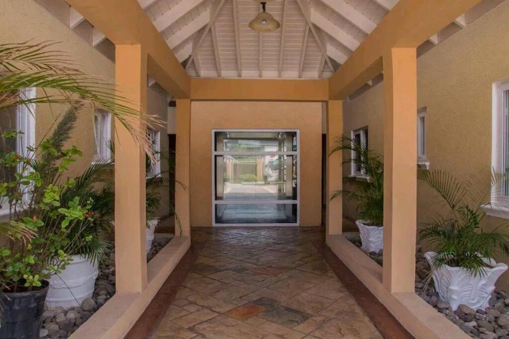 Central Upscale New Kingston Apt With Pool Εξωτερικό φωτογραφία